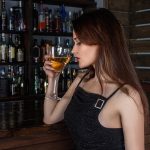 gesunder Alkoholkonsum einer Frau