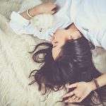 schlafende Frau mit Mittel gegen Schnarchen